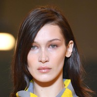 Bella terlihat tampil maksimal. Padahal di hari itu, Bella mengaku lewat Instagram stories dirinya sedang demam tinggi. 101 fever is not cute when walking a runway, tulis kekasih The Weeknd ini. (Foto: Getty Images)