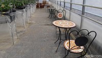 Mau petik langsung makan atau mau dikumpulkan dulu, juga boleh. Di dalanm bangunan disediakan kursi dan meja untuk wisatawan yang mau makan sambil bersantai. (Bonauli/detikTravel)