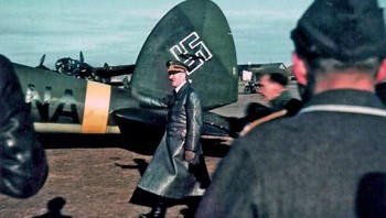Adolf Hitler mengunjungi pangkalan Angkatan Udara Jerman di front timur pada tahun 1942. Ia berusaha meningkatkan moral prajurit yang kepayahan melawan Uni Soviet. Foto: Luftwaffe in Colour