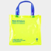 Selain yang berbahan kain, tas dari PVC juga cocok menyimpan barang-barang belanjaan. State Of Nature PVC Bag dari brand Monstore ini pun cocok disimpan dalam tas atau kendaraan jika suatu waktu diperlukan. Item ini dijual Rp 199 ribu. Foto: Bobobobo.