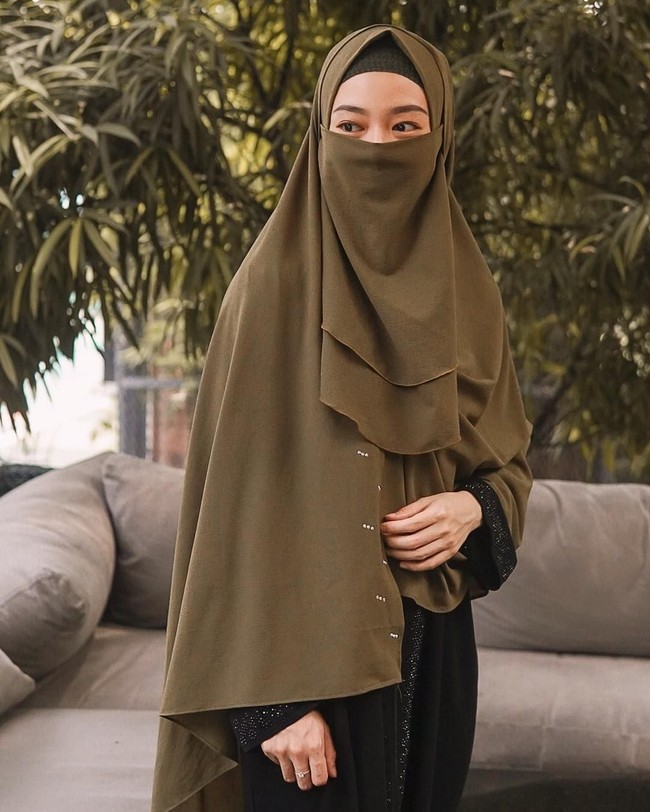 Tak hanya khimar, Lindswell juga mencoba memakai cadar. Saat mengunggah foto cadarnya ia menulis, In a world full of KardhasiansAspire to be like a Khadija. Foto: Instagram/LindswellKwok