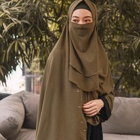 Tak hanya khimar, Lindswell juga mencoba memakai cadar. Saat mengunggah foto cadarnya ia menulis, In a world full of KardhasiansAspire to be like a Khadija. Foto: Instagram/LindswellKwok