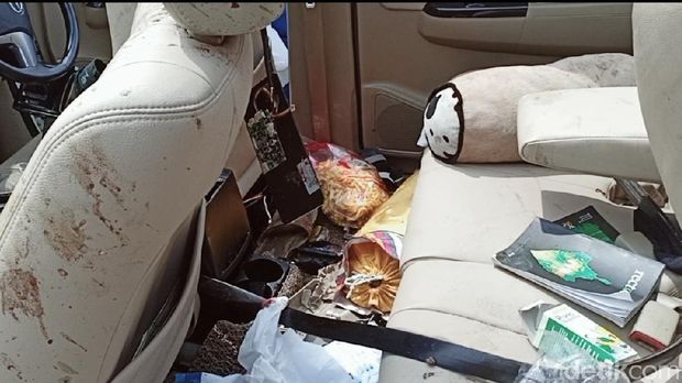 Barang-barang yang ada di dalam mobil