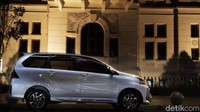 Avanza kini dibekali dengan antena sirip hiu alias sharkfin di atap bagian belakangnya. Selain itu, Avanza tipe G dan Veloz juga dilengkapi dengan spion luar yang bisa dilipat secara elektrik. Khusus Veloz 1.5, kaca spion bisa melipat secara otomatis ketika pintu dikunci. Foto: Dok. Toyota-Astra Motor