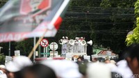 Massa berjalan kaki dan menggunakan motor serta mobil komando.