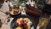 Clara juga kerap merekomendasikan tempat makan enak di Instagramnya. Mampir ke Omotesando, ia menyarankan Aoyama Flower Market Tea House untuk disambangi. Mereka punya specialty tea house yang cantik banget, tulisnya. Foto: Instagam lucedaleco