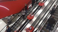 Eskalator khusus untuk keranjang belanja supaya tidak perlu repot-repot menahan keranjang saat naik dan turun. Istimewa/Boredpanda.