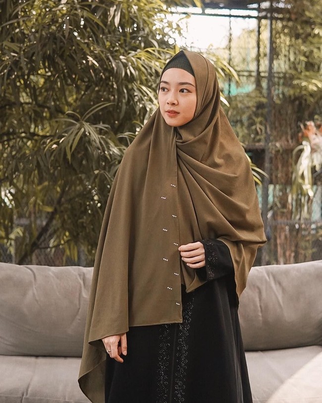 Mengikuti tren yang ada, Lindswell terlihat sering memakai khimar syari. Ia pun mencoba berbagai jenis desain khimar instan. Foto: Instagram/LindswellKwok