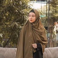 Mengikuti tren yang ada, Lindswell terlihat sering memakai khimar syari. Ia pun mencoba berbagai jenis desain khimar instan. Foto: Instagram/LindswellKwok