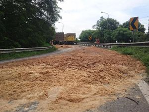 Truk Bahan Baku Gula Dievakuasi, Exit Tol Cilegon Timur Dibuka