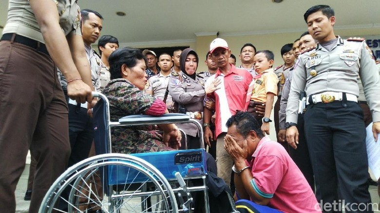Tangis Sopir Truk di Depan Ibu dan Anak yang Terlindas hingga Diamputasi Tangis Sopir Truk di Depan Ibu dan Anak yang Terlindas hingga Diamputasi