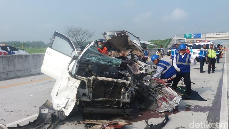 Tragedi SUV Melaju Kencang yang Tewaskan 3 Orang di Tol Madiun Tragedi SUV Melaju Kencang yang Tewaskan 3 Orang di Tol Madiun