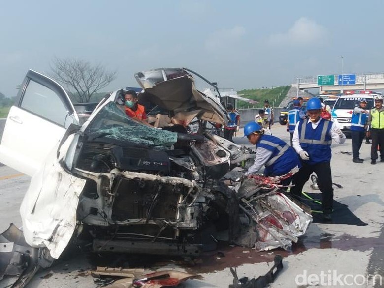 Tragis, Lagi-lagi Kecelakaan Terjadi di Tol Madiun Tragis, Lagi-lagi Kecelakaan Terjadi di Tol Madiun