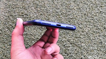 Di bagian bawah, ada speaker yang mengapit port microUSB. Honir 8A diteagai prosesor MediaTek 6765 octa-core dan RAM 3 GB. Foto: fyk