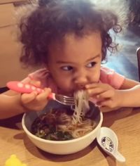 Chrissy Teigen Bangga Saat Anaknya Cicip Boat Noodles Thailand