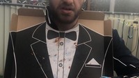 Ada gambar tuxedo di dalam kotak pizza supaya kita bisa makan pizza secara elegan. Istimewa/Boredpanda.