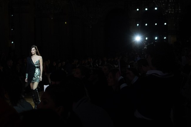 Di hari itu, Bella muncul di dua fashion show sekaligus. Pertama, model 22 tahun ini melangkah untuk label Redemption. Berbalut gaun pendek bergaya blazer nan seksi, Bella menebar pesonanya. (Foto: Getty Images)