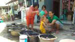 Foto: Masyarakat Cirebon Arak Tombak Jelang Panen
