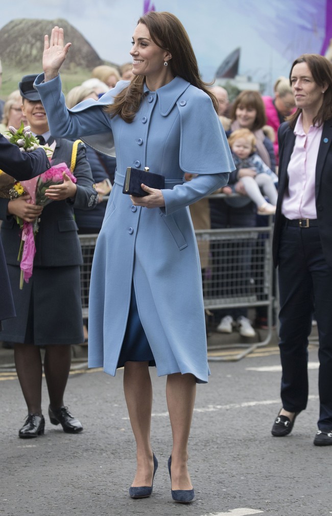 Sang Duchess of Cambridge lalu menyempurnakan gayanya dengan clutch biru navy, senada dengan heels beludu atau velvet yang menopang kaki Kate serta gaun Jenny Packham yang dibungkus coat tersebut. (Foto: Getty Images)