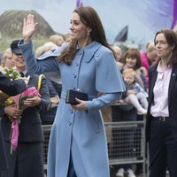 Sang Duchess of Cambridge lalu menyempurnakan gayanya dengan clutch biru navy, senada dengan heels beludu atau velvet yang menopang kaki Kate serta gaun Jenny Packham yang dibungkus coat tersebut. (Foto: Getty Images)