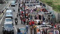 Kondisi ini membuat jalan sedikit macet karena hanya menyisakan satu lajur.