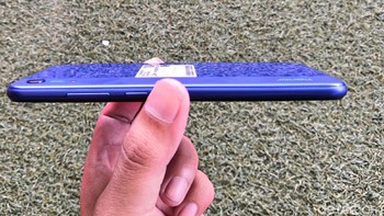 Bodinya cukup ramping. Ia mengusung memori internal 32 GB yang dapat diekspansi dengan slot microSD. Foto: fyk