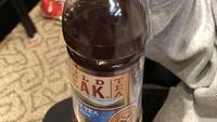 Hayoo, siapa yang suka bawa botol minuman seperti ini ketika sedang repot membawa barang-barang lainnya di tangan? Foto: Boredpanda