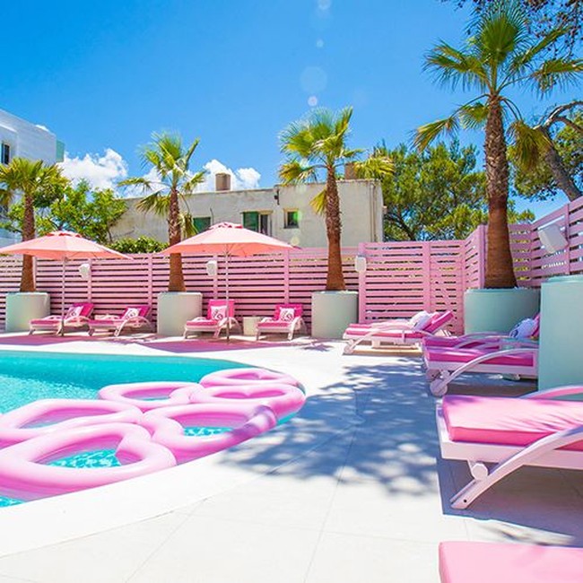 Kolam renang bernuansa pink dilengkapi dengan kursi dan sofa santai berwarna cerah, serta balon-balon karet berbentuk hati yang menggemaskan. Foto: Dok. Wi-Ki-Woo Hotel Ibiza