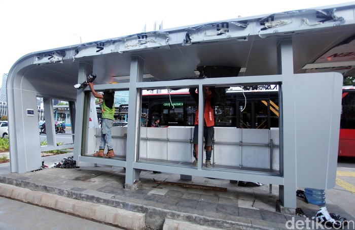 Pembangunan Halte Metrotrans di Senayan