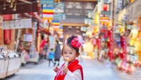 Matsuri sering pamer pose menggemaskan, seperti saat pakai kimono imut ini. Tak ketinggalan es krim untuk melengkapi penampilannya. Foto: Instagram matsuri_2414