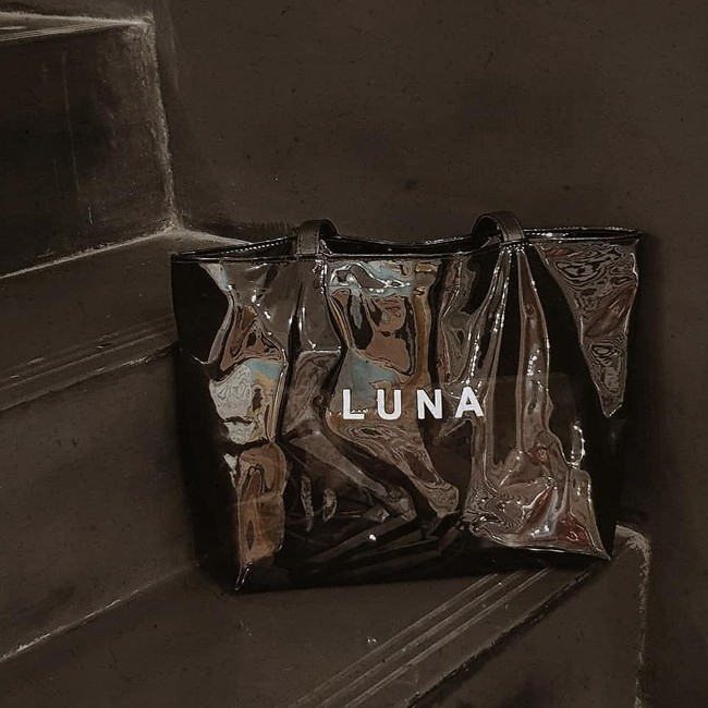 Tas kresek yang tak ramah lingkungan bisa digantikan dengan tote bag dari brand lokal ini. Tas transparan berbahan mika tersebut bisa dimiliki dengan Rp 100 ribu. Foto: Instagram @lunabag_