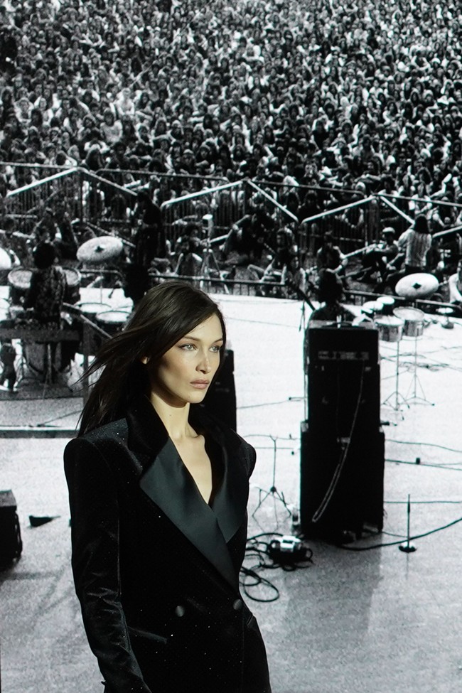 Bella Hadid memegang teguh prinsip pentingnya bekerja secara profesional bahkan saat kesehatan fisik sedang tak mendukung. Ia tetap menjalankan profesinya sebagai model untuk Paris Fashion Week meski sedang mengalami demam tinggi. 101 fever is not cute when walking a runway, tulis adik Gigi Hadid itu di Instagram Stories, Kamis (28/2/2019). (Foto: Getty Images)