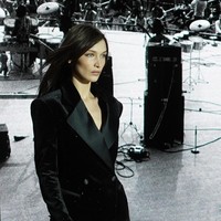 Bella Hadid memegang teguh prinsip pentingnya bekerja secara profesional bahkan saat kesehatan fisik sedang tak mendukung. Ia tetap menjalankan profesinya sebagai model untuk Paris Fashion Week meski sedang mengalami demam tinggi. 101 fever is not cute when walking a runway, tulis adik Gigi Hadid itu di Instagram Stories, Kamis (28/2/2019). (Foto: Getty Images)