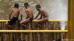 Asyiknya Berenang di Kali Cengkareng