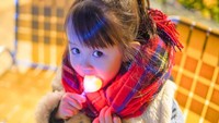 Happ! Kali ini Matsuri melahap lollypop bentuk hati. Pakai scarf tebal, sepertinya Matsuri sedang kedinginan ya. Foto: Instagram matsuri_2414
