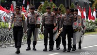 Polisi membuat sekat dari kawat berduri sehingga massa tidak langsung berada di depan KPU.