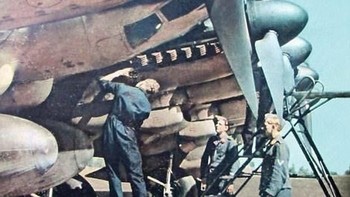 Pesawat bomber Heinkel He 111z diperbaiki oleh kru di sebuah landasan di Rusia. Pada waktu itu, Nazi sedang merangsek ke Rusia yang akhirnya berujung kekalahan. Foto: Luftwaffe in Colour