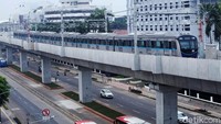 Kereta Ratangga melintas di kawasan Blok M menuju Bundaran HI. 