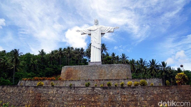 Patung Yesus Memberkati di Pulau Lembeh (Wahyu/detikTravel) Patung Yesus Memberkati di Pulau Lembeh (Wahyu/detikTravel)
