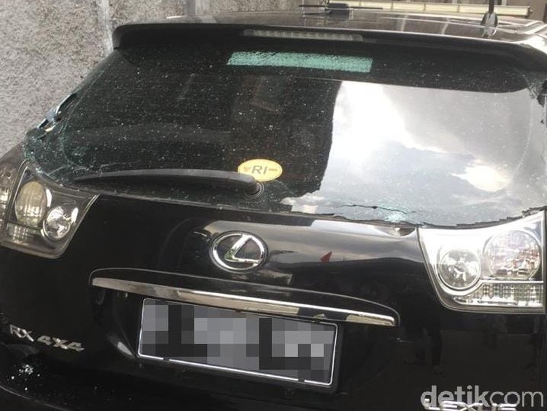 Mobil Roy Suryo kena imbas ricuh di kampanye Prabowo. Foto: Dok Roy Suryo Mobil Roy Suryo kena imbas ricuh di kampanye Prabowo. Foto: Dok Roy Suryo