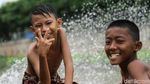 Asyiknya Berenang di Kali Cengkareng