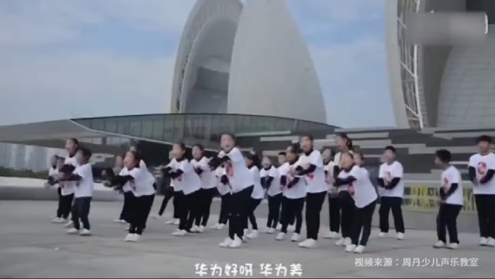 Video viral anak-anak menyanyikan lagu yang liriknya memuji-muji Huawei. (Foto: Dok. YouTube) Video viral anak-anak menyanyikan lagu yang liriknya memuji-muji Huawei. (Foto: Dok. YouTube)