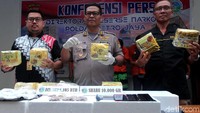 Kabid Humas Polda Metro Jaya Kombes Pol Argo Yuwono (tengah) menunjukkan barang bukti yang berhasil diamankan, diantaranya sabu-sabu seberat 10 kg dan 1.105 butir ekstasi jenis diamond.