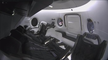 Penampakan di dalam Crew Dragon. Tampak ada Ellen Ripley di sana. Foto: SpaceX