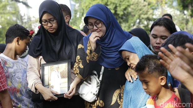 Komedian Nur Tompel Dikebumikan, Istri Terus Menangis Terisak