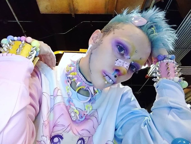 Mengidap kondisi tak normal justru membuat Jareth senang karena semakin meyakinkan dirinya, bahwa ia seorang alien. Kondisi ini membuatku bisa membuat sendi-sendiku mencuat, dan itu menjadi trik yang menyenangkan saat ada acara pesta ketika aku kecil, kata Jared, yang kulitnya tidak pernah berkeriput karena kondisinya tersebut. Foto: Instagram/@jareth_nebula