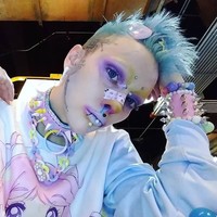 Mengidap kondisi tak normal justru membuat Jareth senang karena semakin meyakinkan dirinya, bahwa ia seorang alien. Kondisi ini membuatku bisa membuat sendi-sendiku mencuat, dan itu menjadi trik yang menyenangkan saat ada acara pesta ketika aku kecil, kata Jared, yang kulitnya tidak pernah berkeriput karena kondisinya tersebut. Foto: Instagram/@jareth_nebula