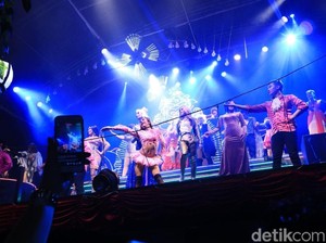 Dihibur Lenggak-lenggok Ladyboy di Yogyakarta