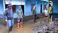 Warga sedang membersihkan sisa luapan air akibat banjir bandang yang melanda Desa Margamukti, Kecamatan Pangalengan pada Jumat (1/3/2019) kemarin, Sabtu (2/3/2019).