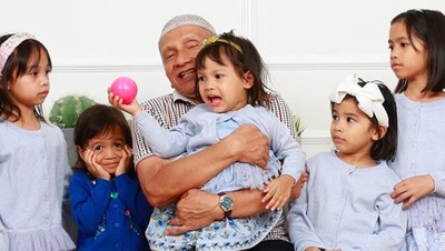 8 Momen Amien Rais Momong Cucu, Berkebun Hingga Antar Sekolah